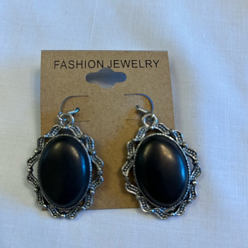 Large Oval Black Crackle Look Stone Hanging Earrings. NWT. Great Gift!!